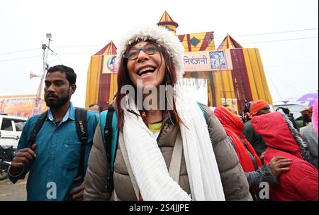 PRAYAGRAJ, INDIA - 12 GENNAIO 2025: Turisti stranieri che visitano il Mahakumbh Nagar a Prayagraj, India. Il prossimo Maha Kumbh Mela si svolgerà a Prayagraj dal 13 gennaio al 26 febbraio 2025. Si prevede che il festival attirerà oltre 400 milioni di pellegrini. Il Maha Kumbh Mela è un raduno spirituale che comprende santi, eremiti, pellegrini e altri provenienti da tutti i ceti sociali. La festa è incentrata sul rituale di fare un tuffo sacro nell'acqua Santa, che simboleggia la purificazione spirituale. (Foto di Deepak Gupta/Hindustan Times/Sipa USA ) Foto Stock