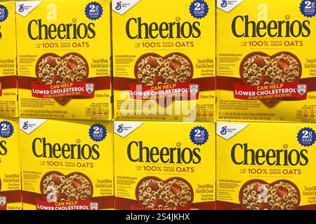 Victorville, CALIFORNIA, USA - 3 gennaio 2025: Grandi scatole di cereali da colazione Cheerios in un supermercato. Foto Stock