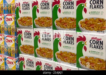 Victorville, CA, USA - 3 gennaio 2025: Scatole di cereali da colazione Kellogg's Corn Flakes in un supermercato. Foto Stock