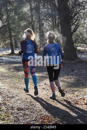 due donne di corsa di fondo, haughley, suffolk, inghilterra Foto Stock