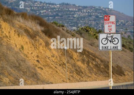 Nessuna fermata in qualsiasi momento e indicazioni per Bike Lane su un'autostrada a Palos Verdes, Los Angeles County, California, Stati Uniti. Foto Stock