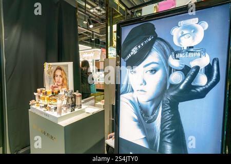 Hong Kong, Cina - 2 febbraio 2019: Poster pubblicitario di Moschino Burberry visto in un'area al dettaglio a Harbour City, Hong Kong. Foto Stock