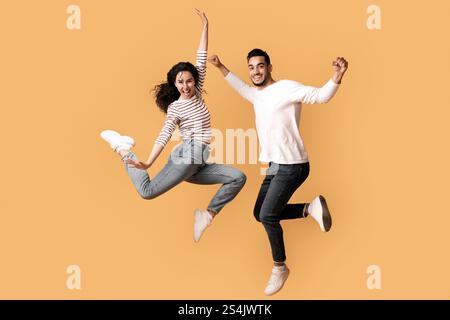 Vendite incredibili. La coppia araba si è accanita saltando in aria con mani alzate Foto Stock