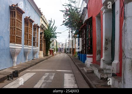 Strade coloniali e balconi. Centro storico, Cartagena de Indias, Colombia Foto Stock