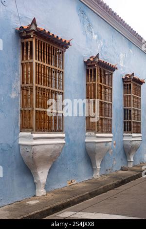 Strade coloniali e balconi. Centro storico, Cartagena de Indias, Colombia Foto Stock