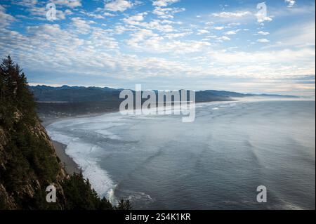 Una vista dell'Oceano Pacifico dal punto panoramico di Neahkahnie lungo la Pacific Coast Highway, l'autostrada 101 a sud di Cannon Beach, Oregon, lungo l'Oregon Foto Stock