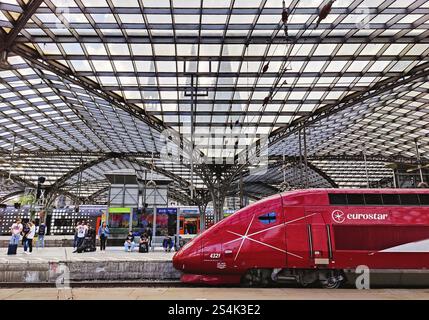 Stazione centrale di Colonia con treno Eurostar ad alta velocità e vista sulla cattedrale, Colonia, Renania settentrionale-Vestfalia, Germania, Europa Foto Stock