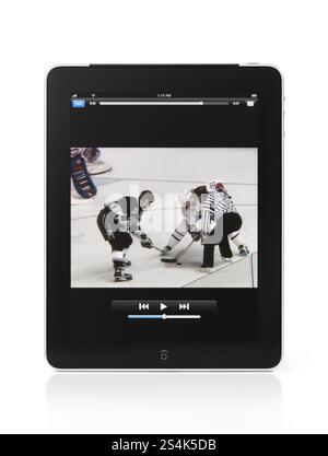 Apple iPad 3G tablet con una partita di hockey su ghiaccio video di youtube sul suo visualizzatore isolato su sfondo bianco con tracciato di ritaglio Foto Stock