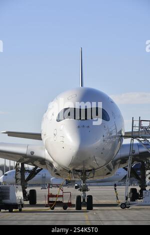 Lufthansa Airbus A350-900, cabina di pilotaggio al momento del check-in con cielo azzurro, aeroporto di Monaco, alta Baviera, Baviera, Germania, Europa Foto Stock