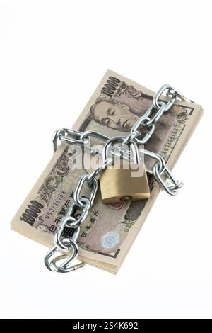 Banconote in yen giapponesi con serratura e catena. Un insieme di soldi per la sicurezza e gli investimenti Foto Stock