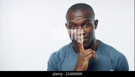 Salute, ritratto e uomo nero con segreto fitness per allenamento, benessere e mockup nello spazio studio. Privacy, pettegolezzi e personal trainer con sorriso Foto Stock