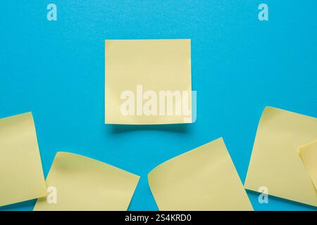 nota adesiva gialla vuota su sfondo blu Foto Stock