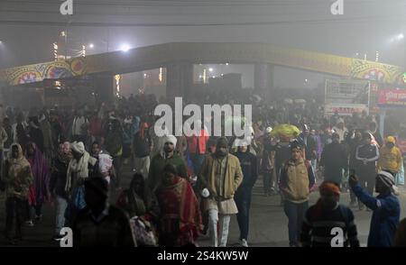 12 gennaio 2025: Prayagraj: I devoti arrivano per fare il bagno sacro nel fiume Ganga il primo giorno di Maha Kumbh Mela 2025, a Prayagraj, Uttar Pradesh, lunedì 13 gennaio, 2025 (immagine di credito: © Prabhat Kumar Verma/ZUMA Press Wire) SOLO PER USO EDITORIALE! Non per USO commerciale! Foto Stock