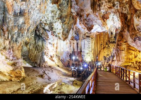 Passerella tortuosa tra splendide stalattiti all'interno della Grotta del Paradiso Foto Stock