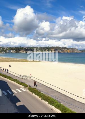 Passeggiata sul lungomare e spiaggia sabbiosa a Morgat, in Bretagna, sulla costa occidentale francese Foto Stock