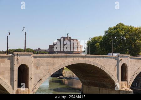 Ponte Principe Amedeo Savoia Aosta con Castel Sant'Angelo sullo sfondo. Roma, Italia. Foto Stock