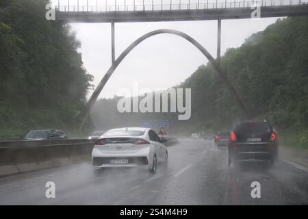 Forti piogge sulla Bundesautobahn A46 a Wuppertal, Renania settentrionale-Vestfalia, Germania © Wojciech Strozyk / Alamy Stock Photo Foto Stock