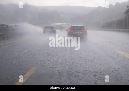 Forti piogge sulla Bundesautobahn A46 a Wuppertal, Renania settentrionale-Vestfalia, Germania © Wojciech Strozyk / Alamy Stock Photo Foto Stock