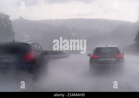 Forti piogge sulla Bundesautobahn A46 a Wuppertal, Renania settentrionale-Vestfalia, Germania © Wojciech Strozyk / Alamy Stock Photo Foto Stock
