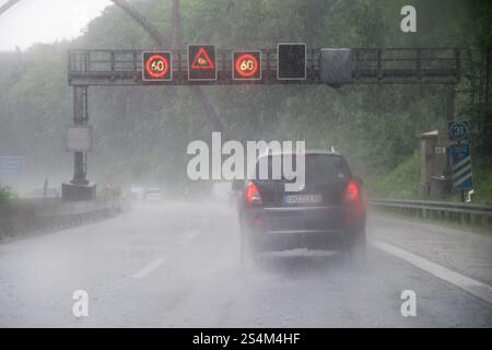 Forti piogge sulla Bundesautobahn A46 a Wuppertal, Renania settentrionale-Vestfalia, Germania © Wojciech Strozyk / Alamy Stock Photo Foto Stock