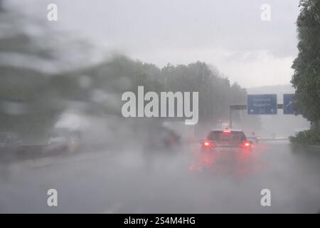 Forti piogge sulla Bundesautobahn A46 a Wuppertal, Renania settentrionale-Vestfalia, Germania © Wojciech Strozyk / Alamy Stock Photo Foto Stock