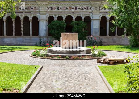 Pozzo di marmo Puteal nel Chiostro Lateranense / Chiostro Lateranense, Roma, Italia. Foto Stock