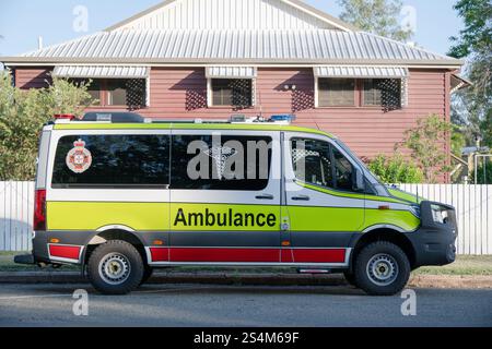 Theodore, Queensland, Australia - ottobre 30 2024: Veicolo Queensland Ambulance Service parcheggiato in strada, salute vitale della comunità, emergenza paramedica Foto Stock