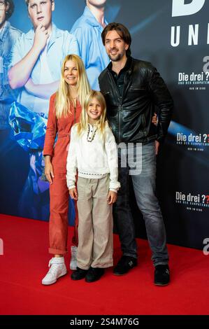 Tina Kaiser, Liv Kaiser e Max Wiedemann bei der Weltpremiere des Kinofilms die drei und der Karpatenhund im Mathäser Filmpalast. München, 12.01.2025 *** Tina Kaiser, Liv Kaiser e Max Wiedemann alla prima mondiale del film Die drei und der Karpatenhund presso Mathäser Filmpalast Monaco di Baviera, 12 01 2025 foto:Xn.xKolinzx/xFuturexImagex fragezeichen 5117 Foto Stock