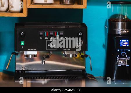 Roma, Italia - 18 agosto 2023: Macchina da caffè italiana professionale ReKico e macinacaffè su una scrivania in un ristorante Foto Stock