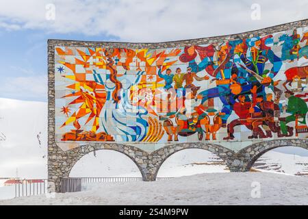 Gudauri, Georgia - 1 maggio 2019: Monumento all'amicizia Russia-Georgia, costruito nel 1983 e situato sulla Georgian Military Highway Foto Stock