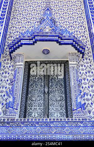 Splendidi dettagli esterni di Wat Pak Nam Khaem Nu o della sala dell'Assemblea del Tempio Blu, Chanthaburi, Thailandia Foto Stock