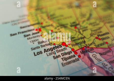 Una mappa ravvicinata della California meridionale, che mostra le principali città e i percorsi di trasporto. Los Angeles. Foto di alta qualità Foto Stock