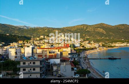 La fine della giornata a Himare, sulla costa dell'Albania meridionale, parte della riviera albanese. Spile Beach sulla destra. Situato nella contea di Vlore Foto Stock