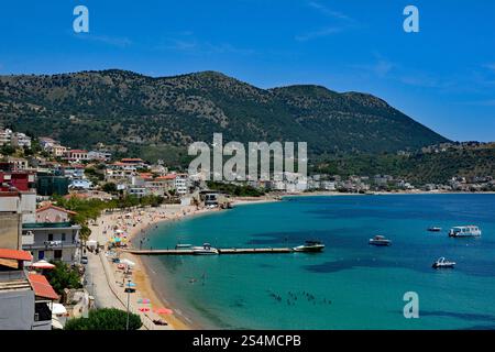 Spile Beach nella baia di Himare sulla costa dell'Albania meridionale, parte della riviera albanese. Nella contea di Vlore, tra i monti Cerauniani e il Mar Ionio Foto Stock