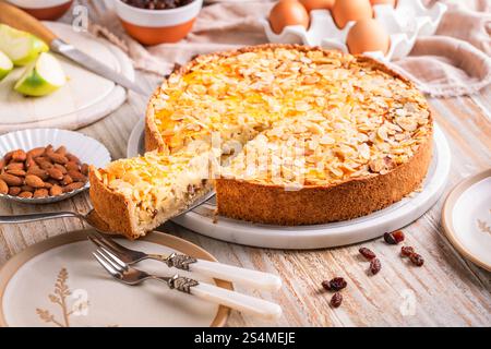 Torta di mele arrosto fatta in casa con mandorle e budino ripieno con uvetta Foto Stock