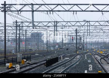 Utrecht, Paesi Bassi. 5 agosto 2023. Un groviglio di linee aeree e binari ferroviari dalla stazione centrale di Utrecht in una giornata invernale umida e nuvolosa. Foto Stock