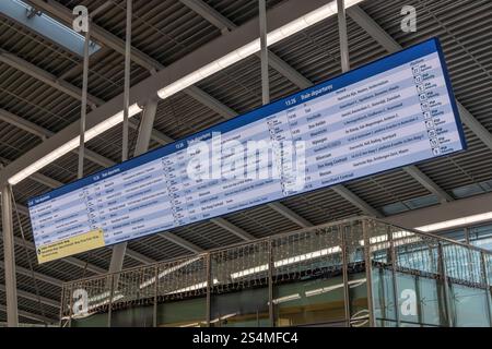 Utrecht, Paesi Bassi. 5 agosto 2023. Bacheca informativa sul treno nella sala della stazione centrale di Utrecht, con orari di partenza, destinazione e biglietto di ingresso Foto Stock