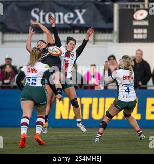 Londra, Regno Unito. 11 gennaio 2025. I giocatori si scontrano mentre entrambi lottano per la palla alta durante la Premiership Womens Rugby match tra Saracens Women e Leicester Tigers Women allo Stonex Stadium di Londra, Inghilterra, l'11 gennaio 2025. Foto di Phil Hutchinson. Solo per uso editoriale, licenza richiesta per uso commerciale. Non utilizzare in scommesse, giochi o pubblicazioni di singoli club/campionato/giocatori. Crediti: UK Sports Pics Ltd/Alamy Live News Foto Stock