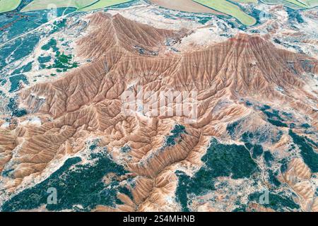 Una vista aerea cattura uno splendido paesaggio desertico arido con colline erose la bellezza naturale del terreno accidentato mostra impressionanti aspetti geologici Foto Stock