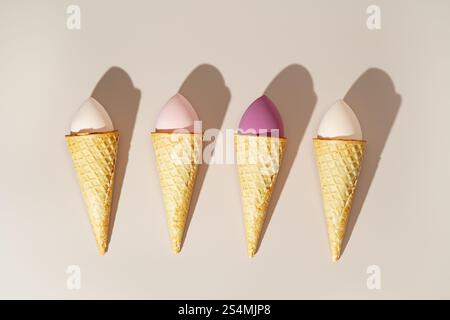 Spugne cosmetiche create in modo creativo come gelati in coni di cialde, che mostrano una giocosa fusione di bellezza e arte Una rappresentazione stravagante di ma Foto Stock