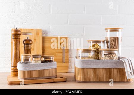 Un elegante set di accessori per la cucina in legno su uno sfondo bianco incontaminato, perfetto per i temi di design degli interni moderni. Foto Stock