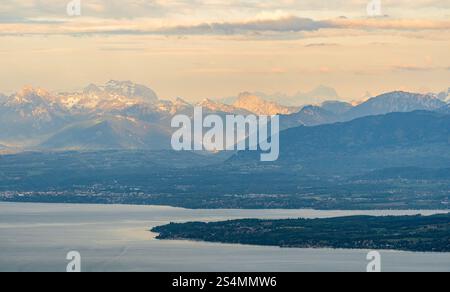Una fotografia aerea mozzafiato cattura la bellezza serena del lago Leman con le maestose Alpi sullo sfondo durante un tranquillo tramonto. Foto Stock