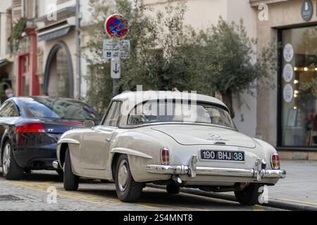 Nancy, Francia - Vista su una Mercedes-Benz 190 SL beige parcheggiata in una strada. Foto Stock