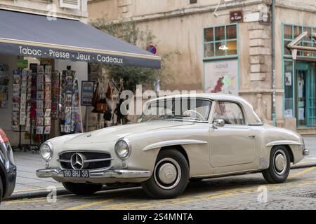 Nancy, Francia - Vista su una Mercedes-Benz 190 SL beige parcheggiata in una strada. Foto Stock