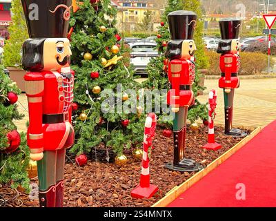 Composizione natalizia per strada. Albero di Natale decorato e noci di legno. Vacanze e decorazioni. Foto Stock