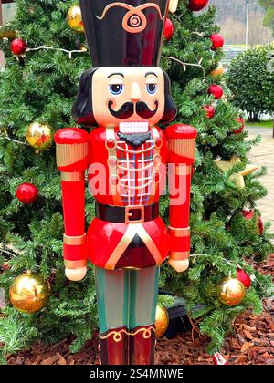 Composizione natalizia per strada. Albero di Natale decorato e noci di legno. Vacanze e decorazioni. Foto Stock