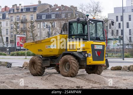 Nancy, Francia - Vista su un dumper Wacker Neuson Dual View DV90 per lavori in terra in cantiere. Foto Stock