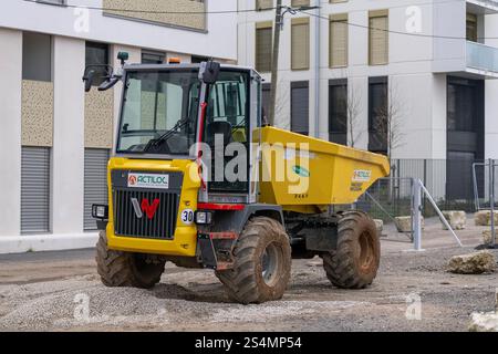 Nancy, Francia - Vista su un dumper Wacker Neuson Dual View DV90 per lavori in terra in cantiere. Foto Stock