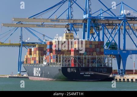 Le Havre, Francia - Vista sulla nave portacontainer MSC KRYSTAL accanto al porto di le Havre con gru portacontainer da nave a terra al porto 2000. Foto Stock