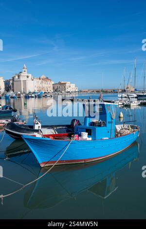 Una soleggiata giornata autunnale nel porto di Trani, sul mare Adriatico nella provincia di Barletta-Andria-Trani, Puglia Italia Europa UE Foto Stock